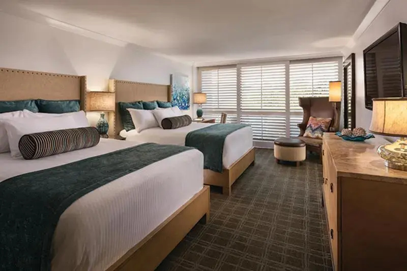 Standard Quadruple room with partial ocean view