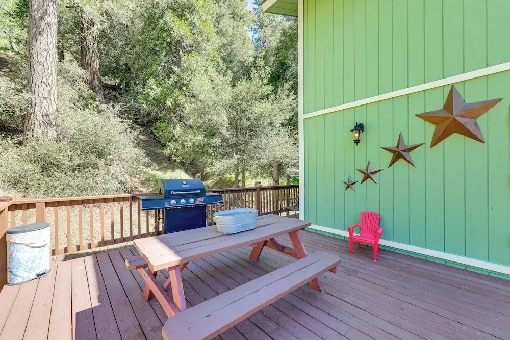 Remodeled Crestline Retreat: Walk to Lake Gregory!