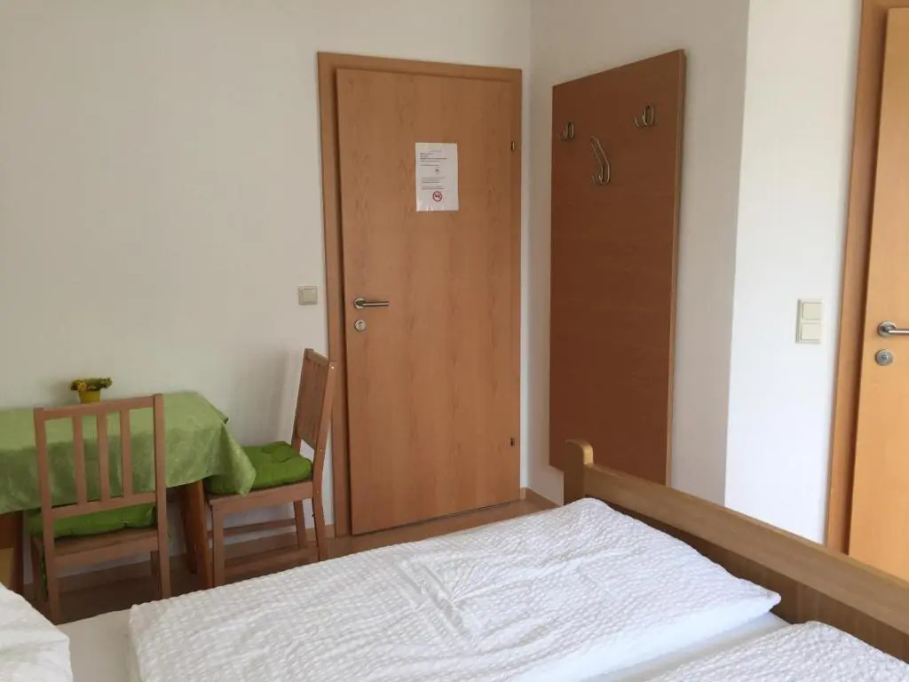 標準雙人房，設有露台及大床