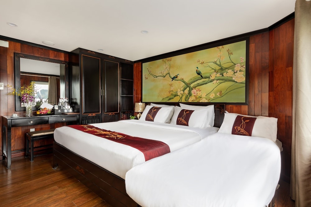 Halong Crown Cruise in Ha Long