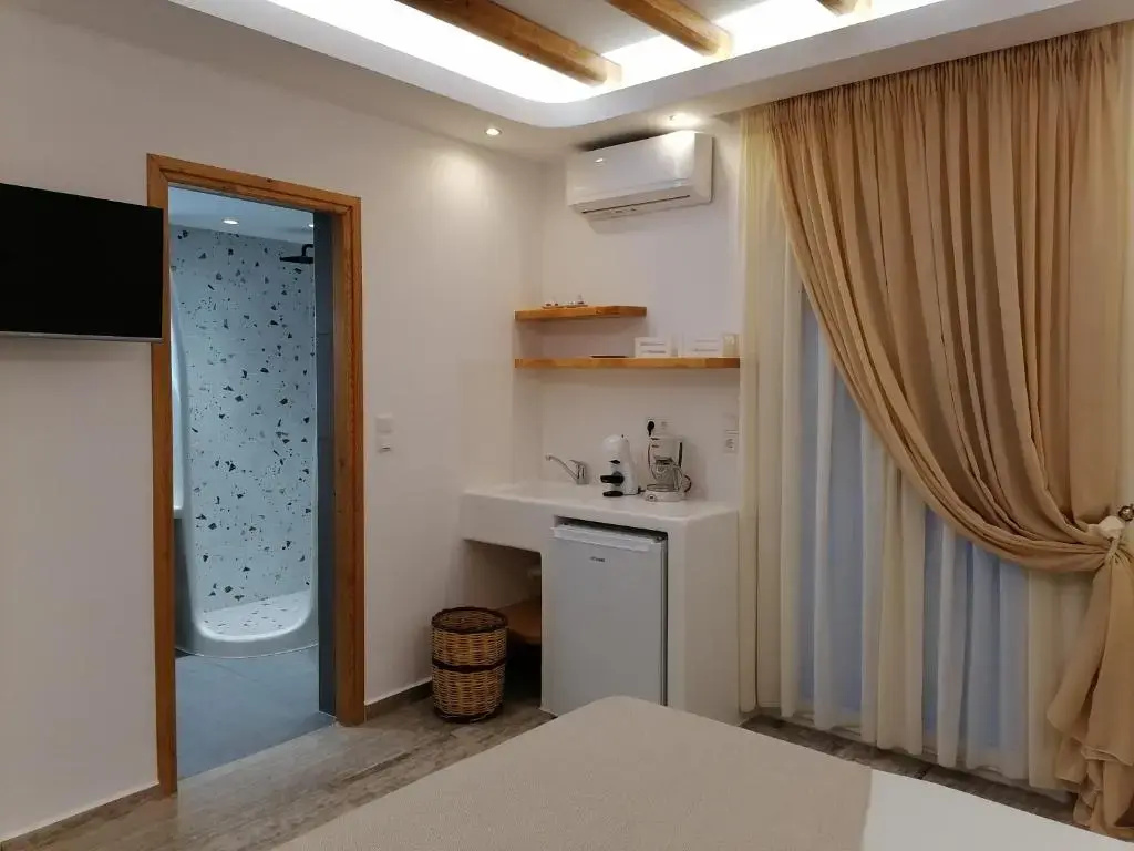 Deluxe Double room (full double bed)