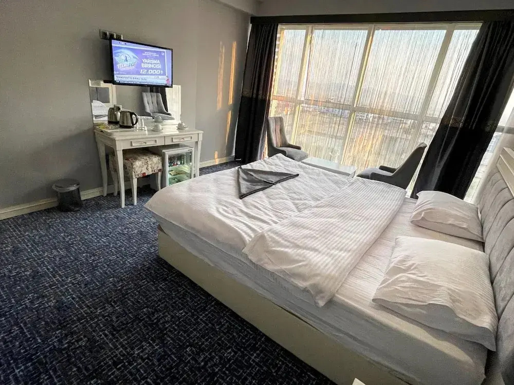 Classic Double room with city view (full double bed)
