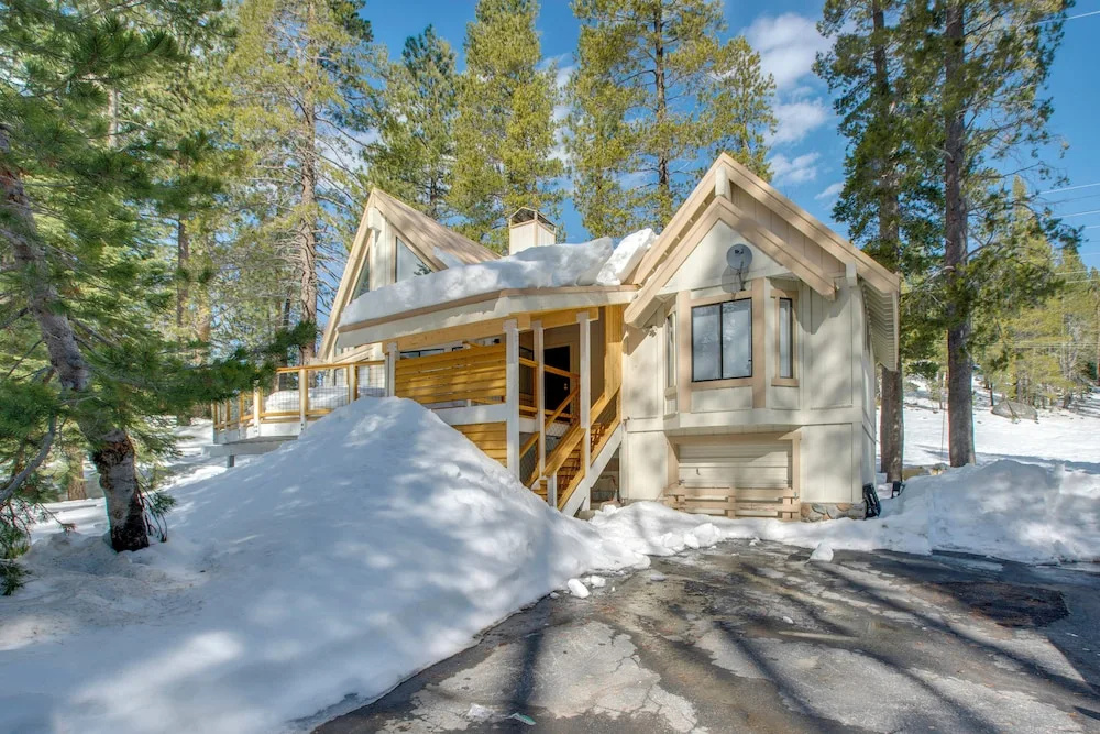 5 Mi to Soda Springs Mtn Resort: Forest-view Gem!