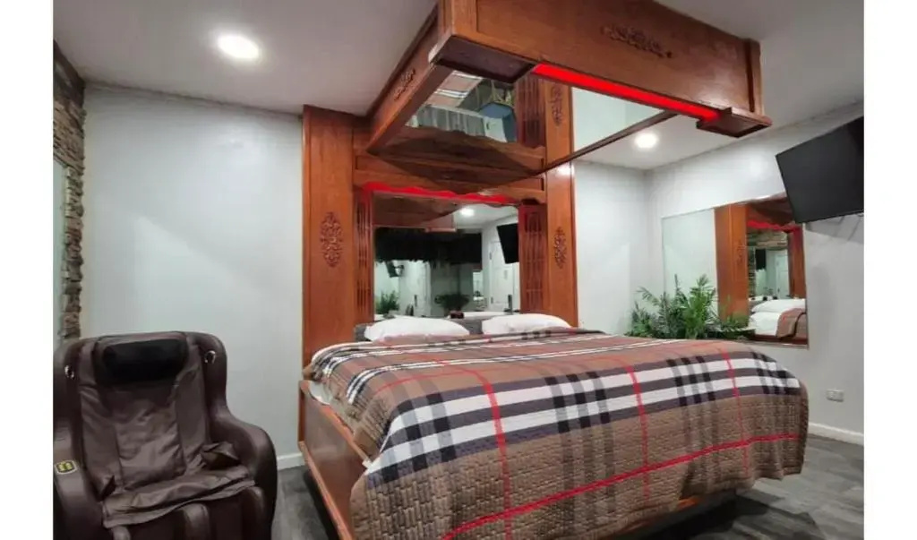 King Bed with Jetted Tub Double room (full double bed)