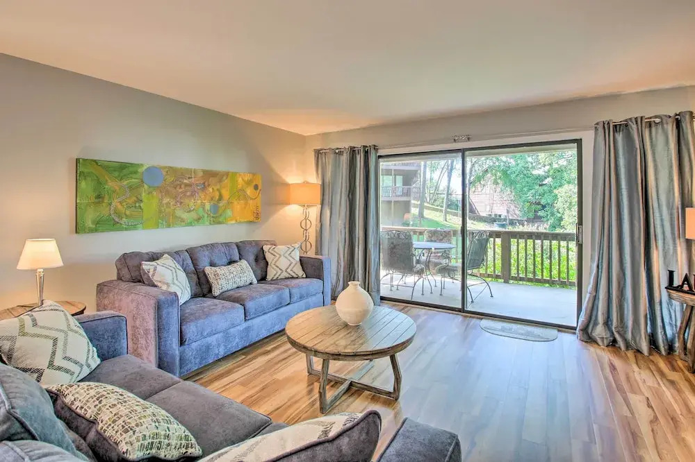 Lake-view Balcony: Sunny Hot Springs Condo! — фото 3