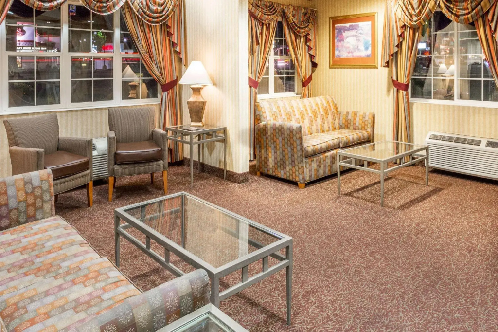 Royal Inn - Photo 1