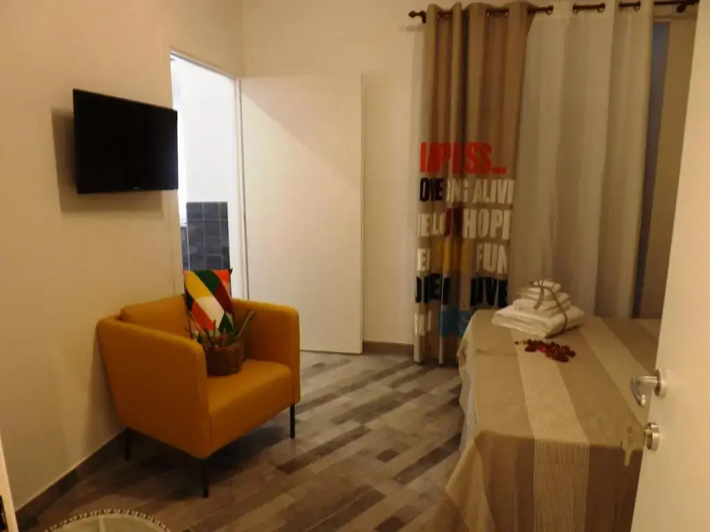 Deluxe Double room (full double bed)