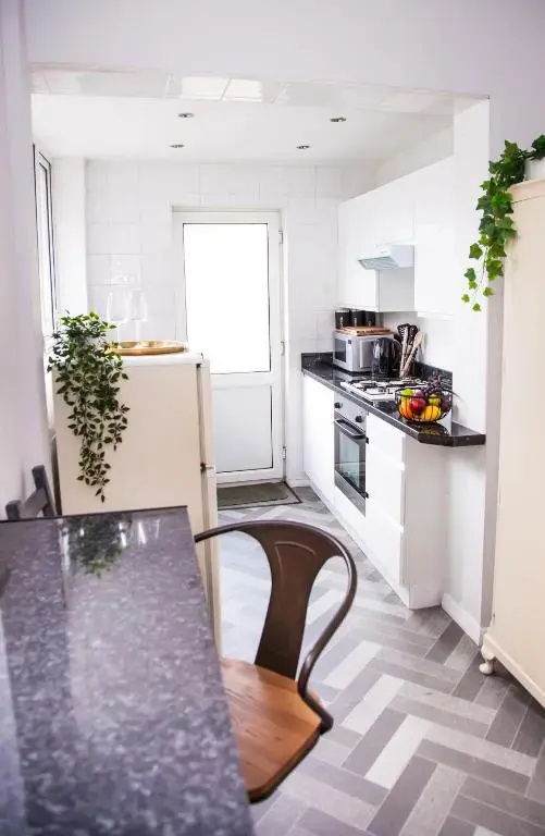 Contractor house, sleeps 5, close to restaurant's and bars, Long stays available, Oveyo Accommodation