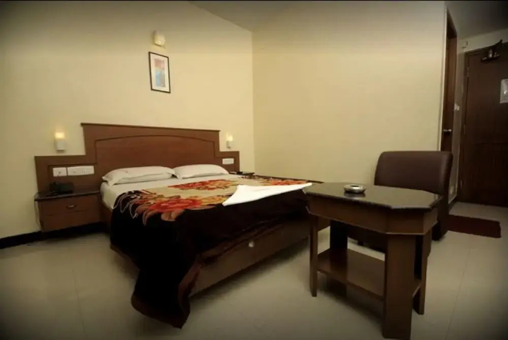 Deluxe Double room with city view (full double bed)