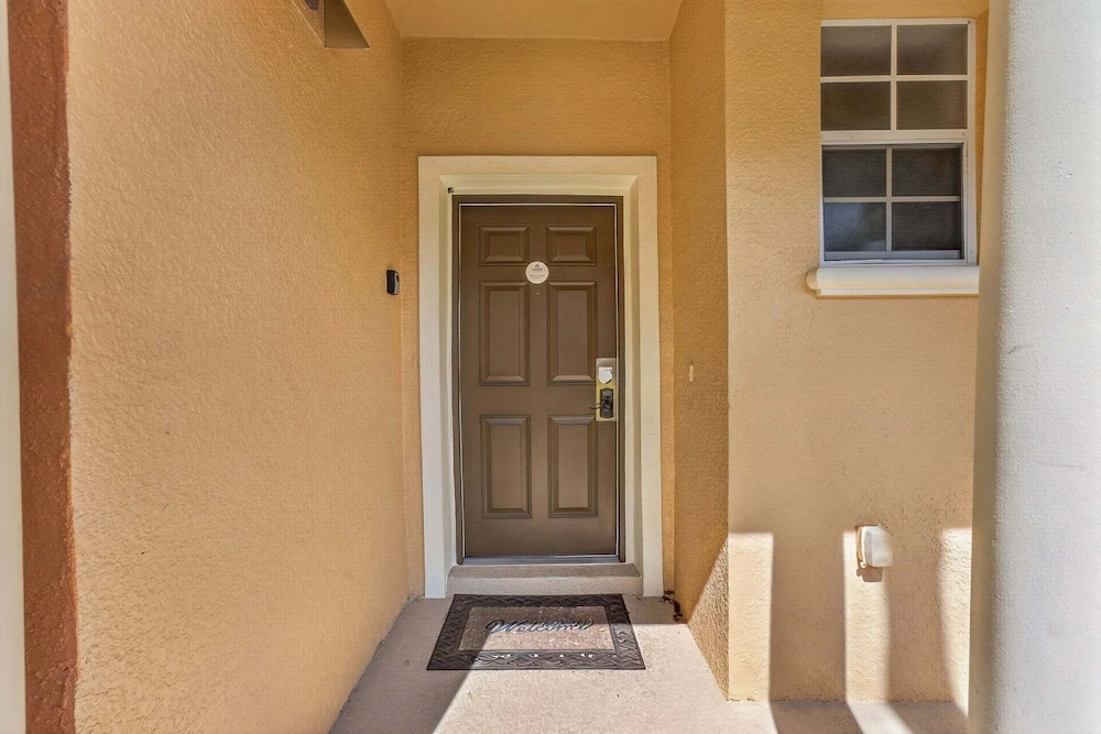 Cozy 3BR Townhome 5 Miles From Disney