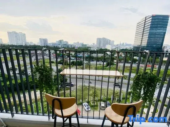 Nice view,modern decor, netflix, movie projector