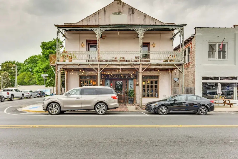 Charming Louisiana Getaway w/ Furnished Balcony!
