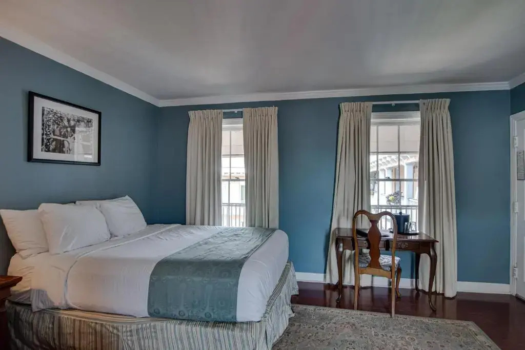 Standard Quadruple room with courtyard view