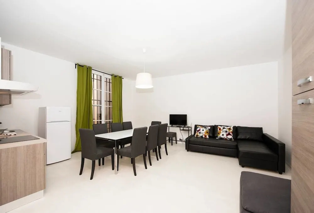 4 Bedrooms Apartment