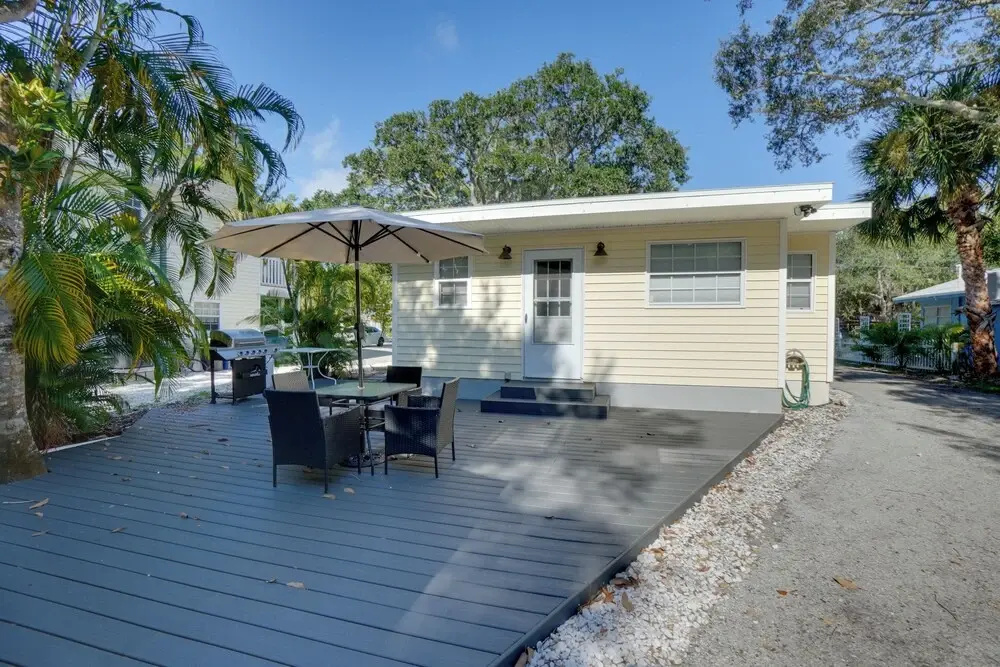 Ozona Studio w/ Shared Deck - Steps to Gulf!