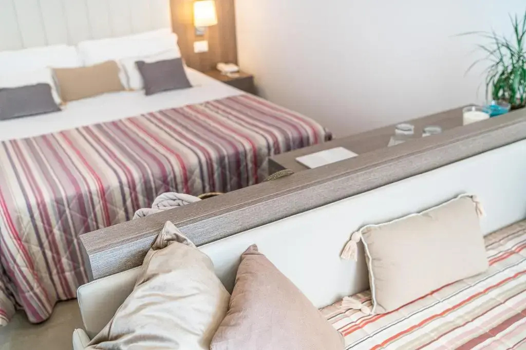 Superior Triple room with balcony and with partial sea view