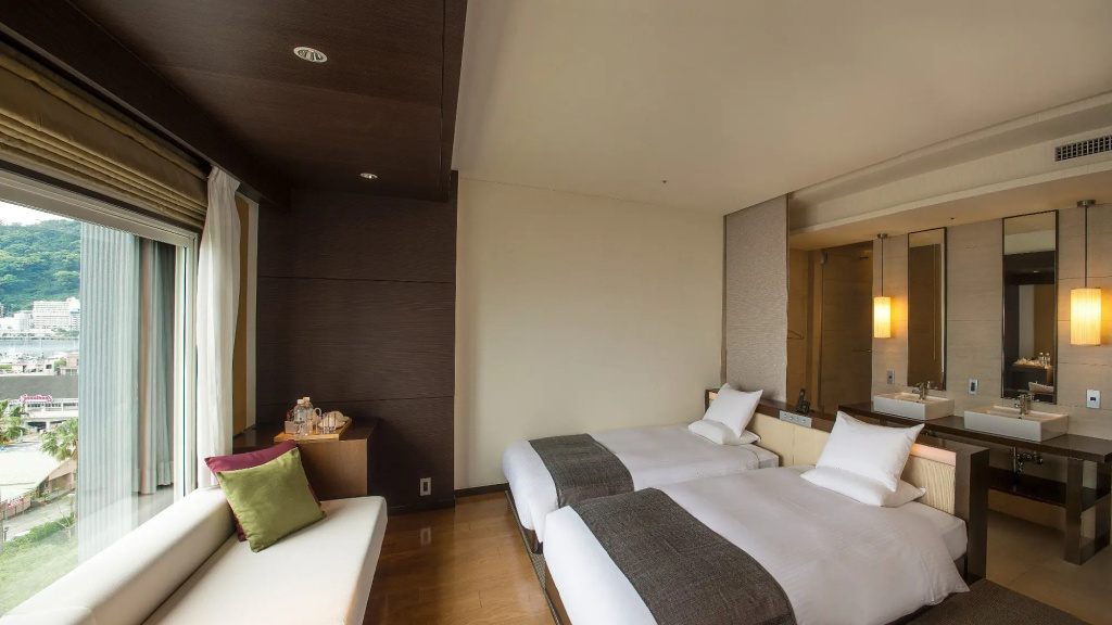 Standard Triple room with ocean view
