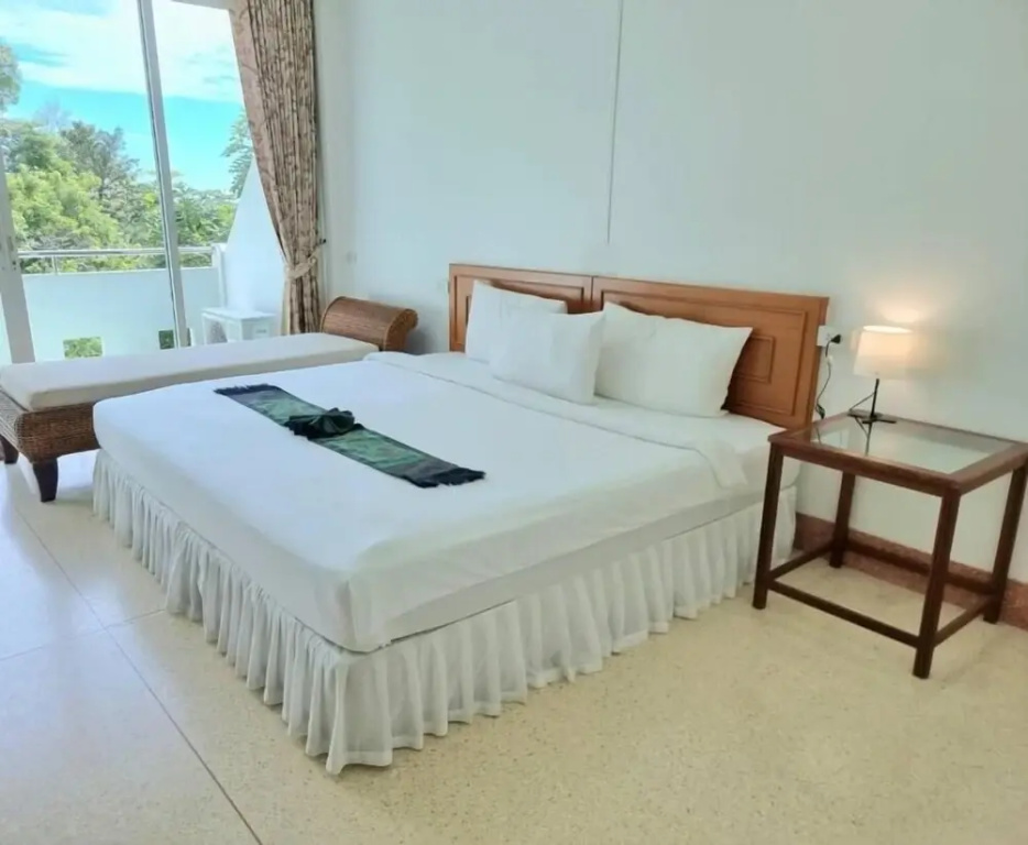 Superior room with balcony and with garden view