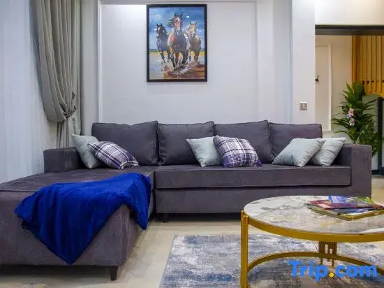 3bd mansion w/lakeview, mins to the expressway