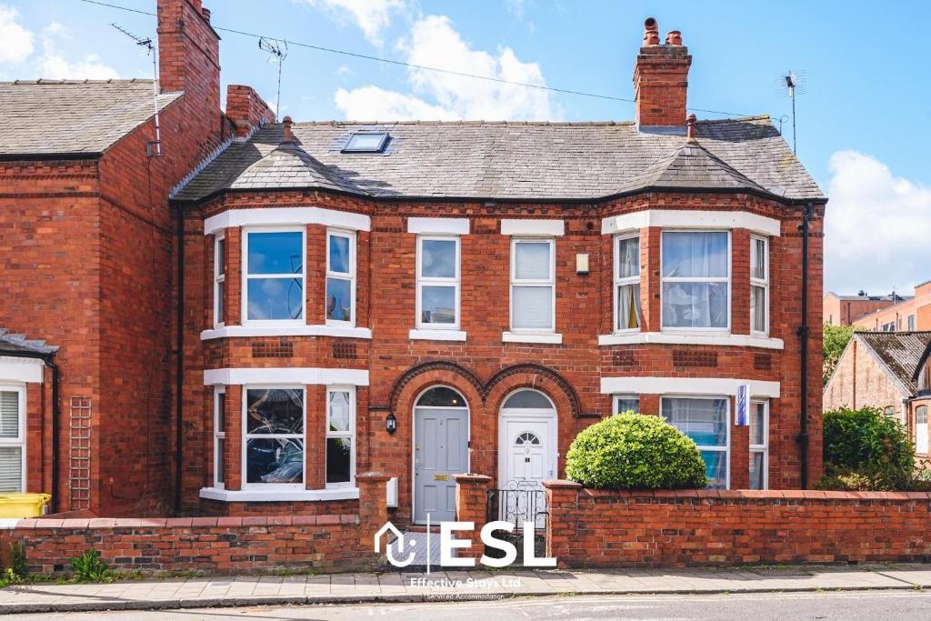 Central 5 Bedroom Townhouse perfectly located 2 mins walk from the Train Station