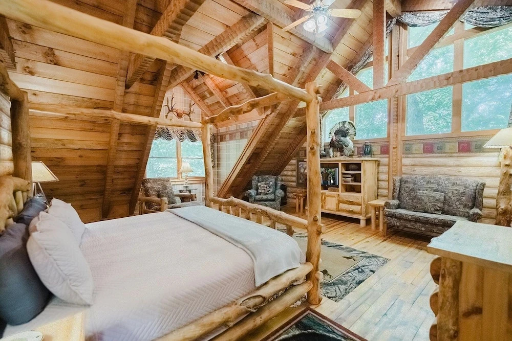 Big Kahuna Lodge 3 Bedroom Cabin by RedAwning