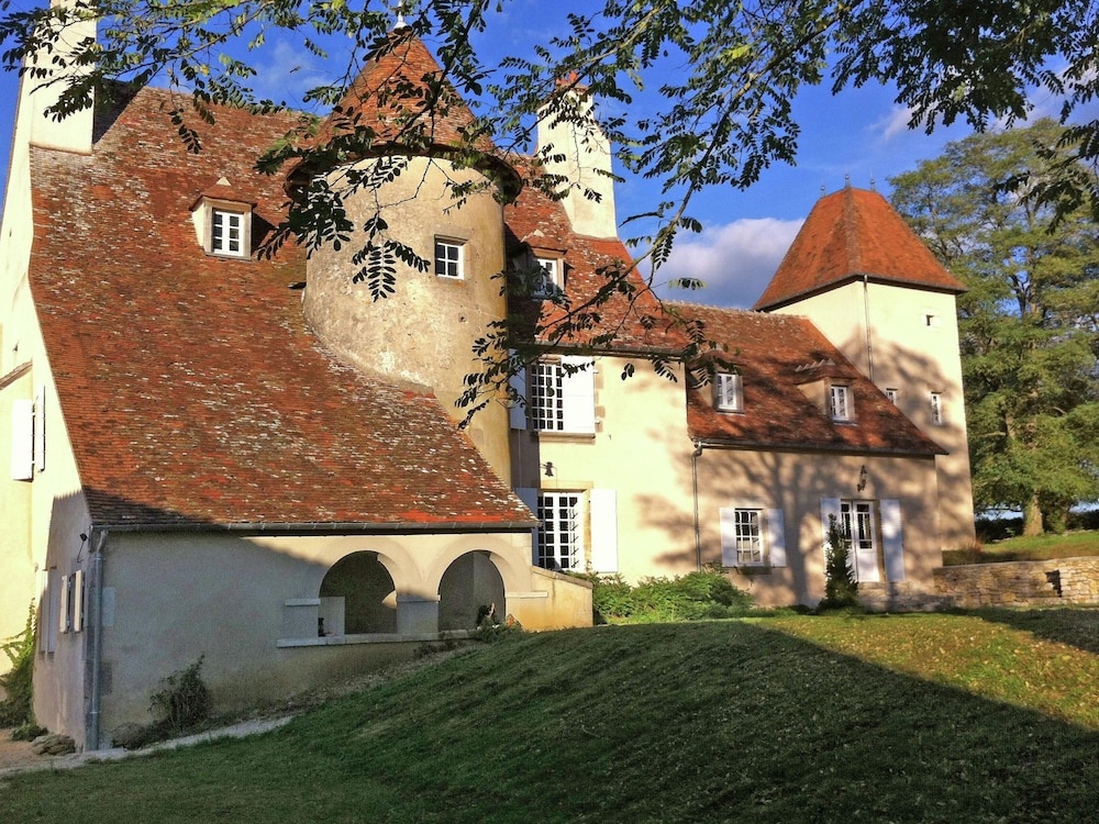 Charming and Private Castle on Four Hectares, With River, sun Terrace and Views
