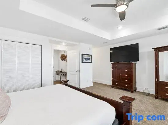 4 Bedrooms Apartment
