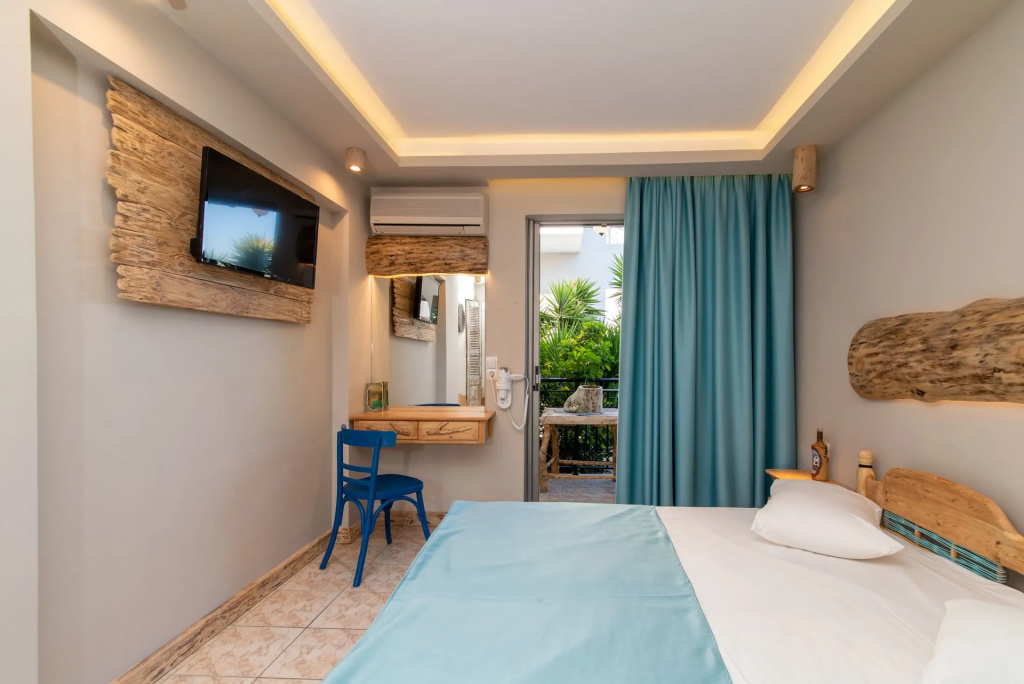 Superior room with pool view