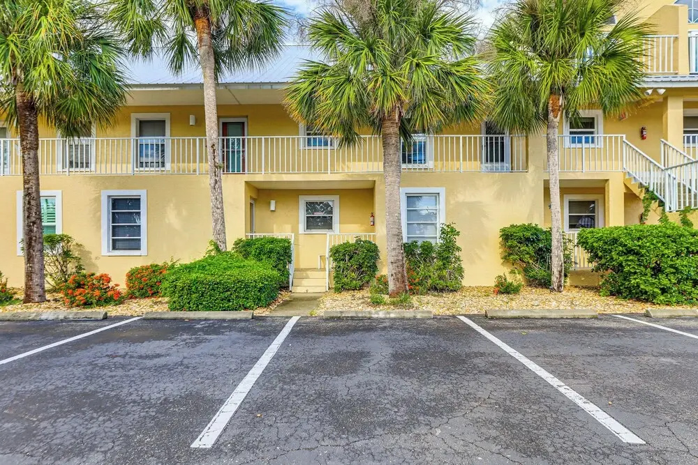 8 Mi to Beach w/ Pool Access: Englewood Condo!