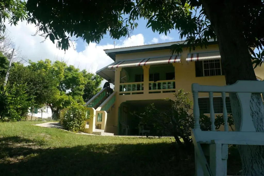 Rock Side 3 Bedroom Villa On the Beach