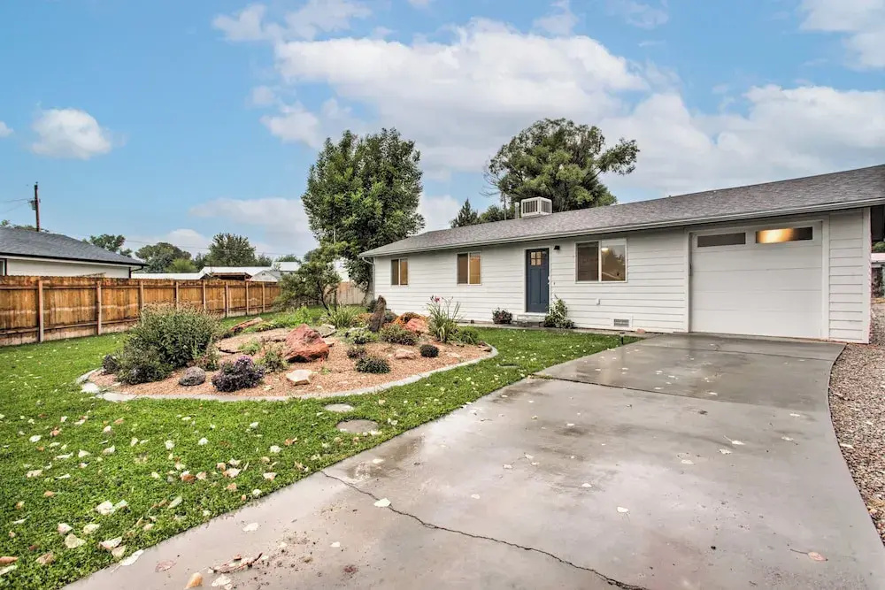 1 Mi to Winery: Clifton Escape w/ Grill & Yard!