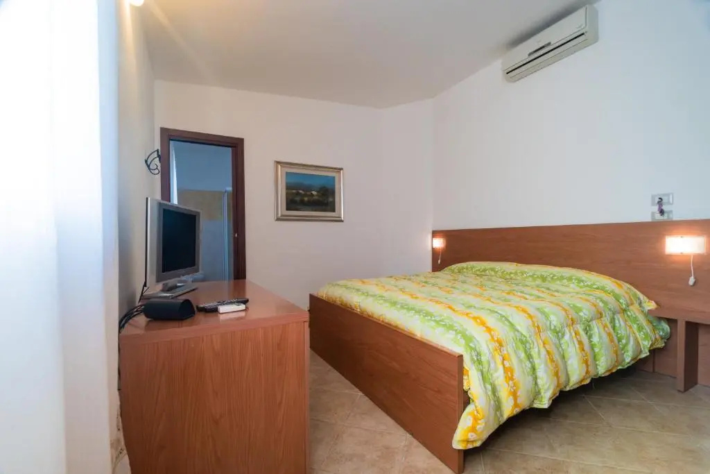 Economy room