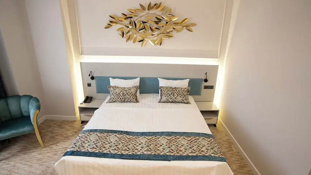 Deluxe Double room with city view (full double bed)