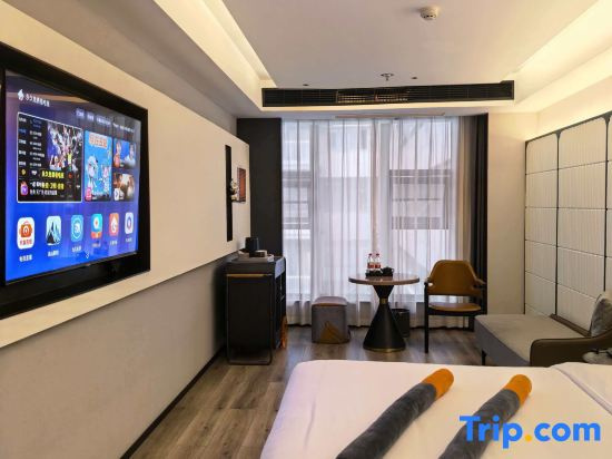 Standard Double room with city view (full double bed)