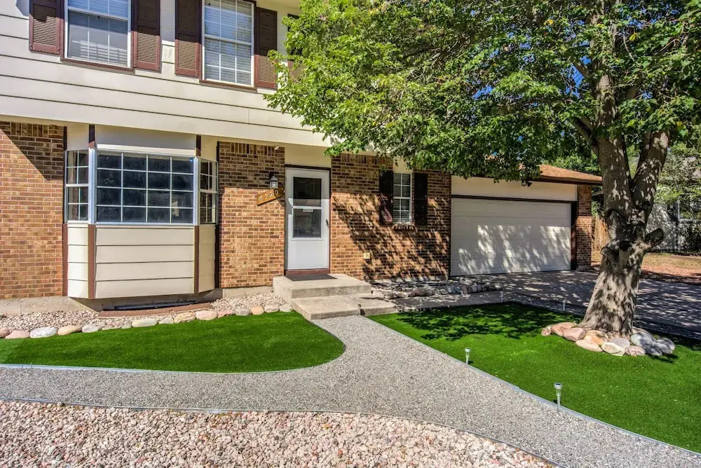 4 BR Country Home In Suburbs W/trails & Parks