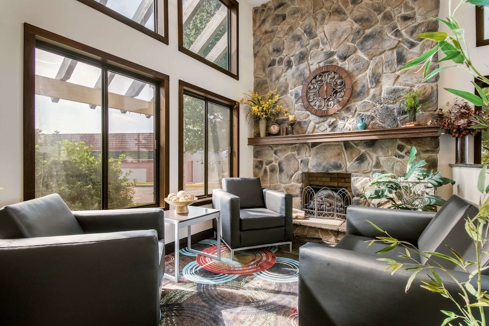 Lobby & Reception