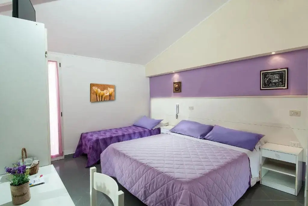 Standard Triple room