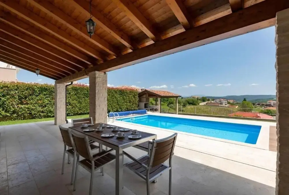 4 Bedrooms Villa