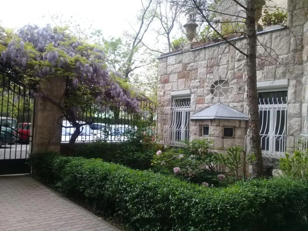 Modern Lux Parkside Apartment- Garden View