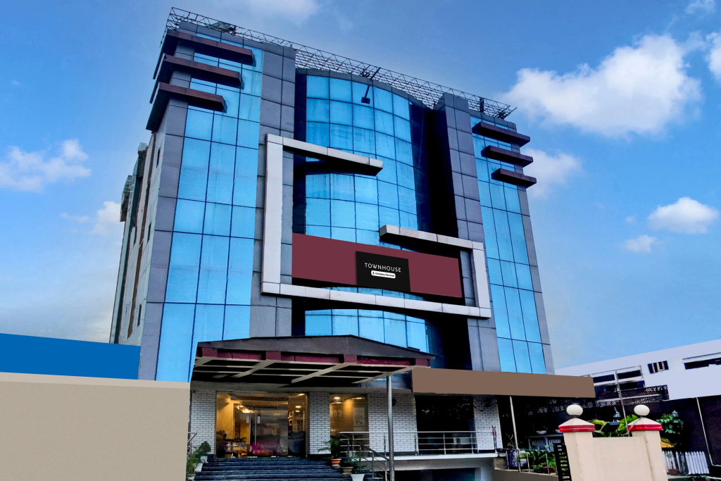 Townhouse Oak Hatigaon Near Medicity Formerly Hotel Grand Majesty