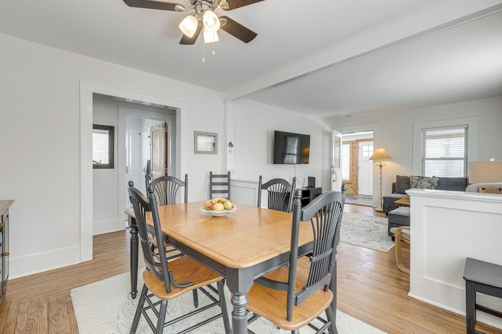 Walk to Harbor, Eats & Shops! Greenport Retreat
