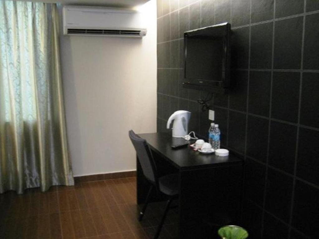 Kk Waterfront Hotel