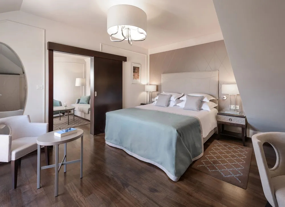 Luxury Suite