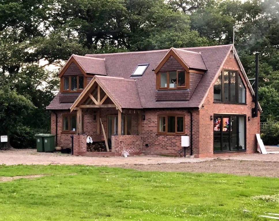 Private Entry Double Bedroom With Beautiful Views!