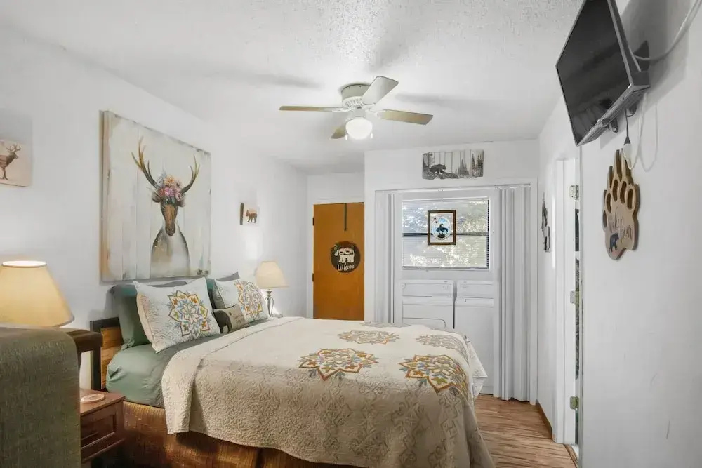 Eagle's Nest - Hot Tub, Deck & Prime Location 2 Bedroom Cabin - фото 5