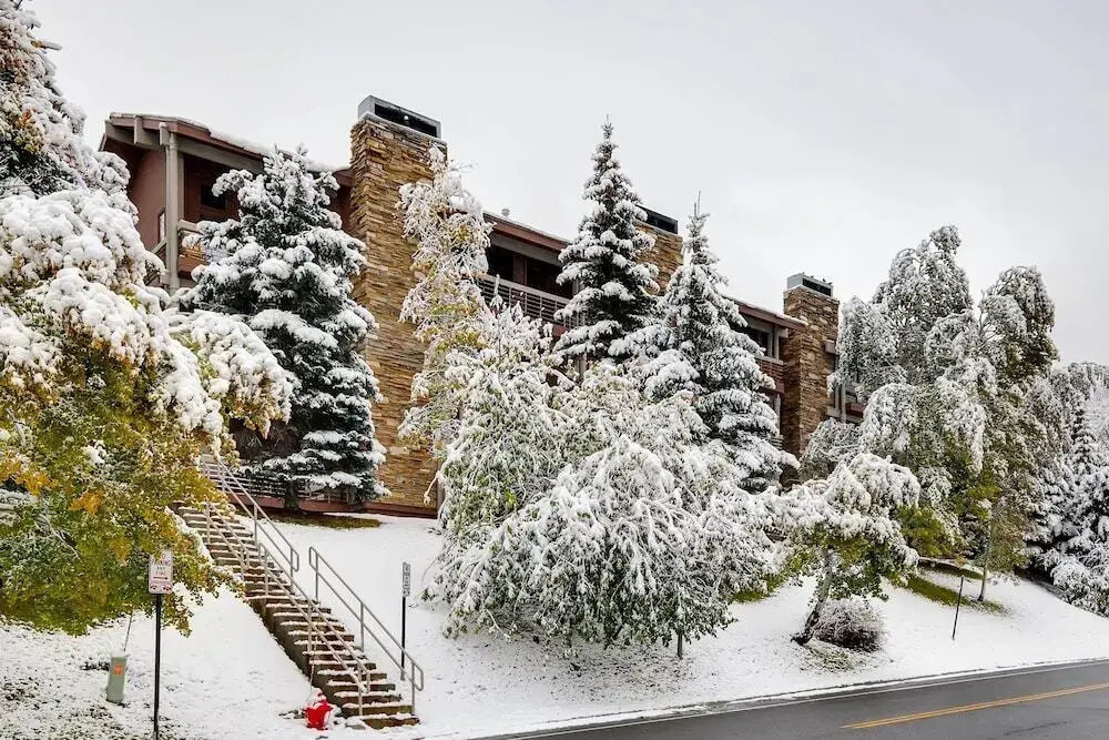 Powder Run - 3BR Condo + Private Hot Tub #C-11 - LLH 61658