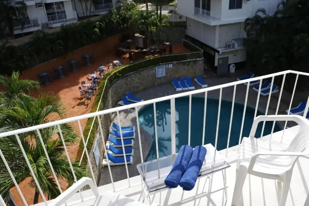 Standard Quadruple room with pool view
