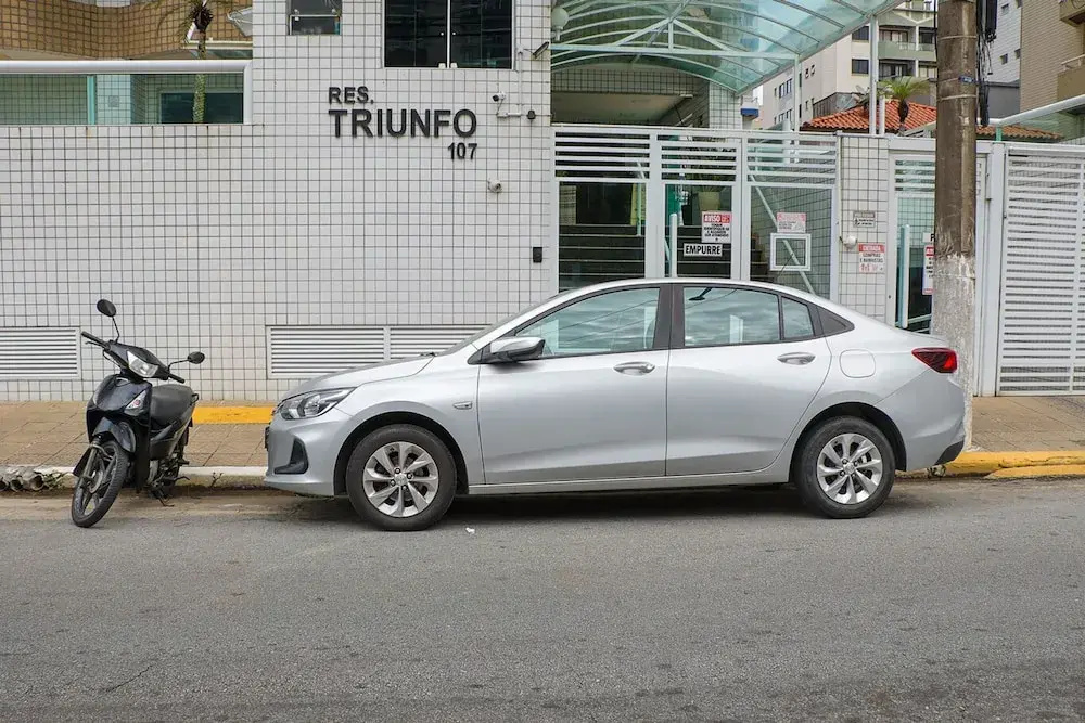 Apto com Wi-fi ar Cond e Garagem 100m da Praia