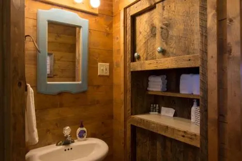 Log Cabin by Cottonwood Meadow Lodge