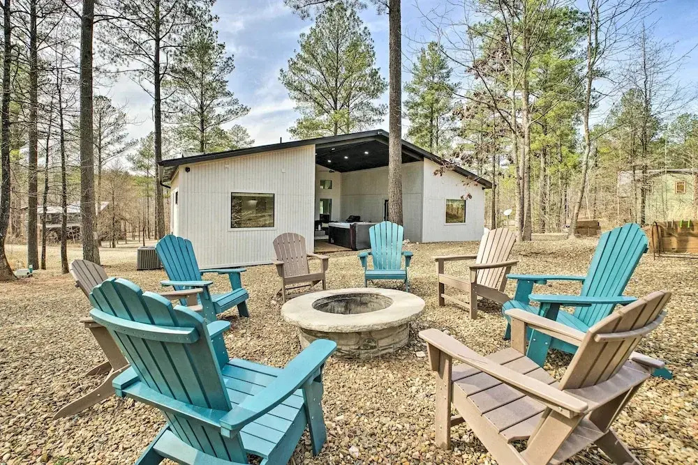 Broken Bow Cabin: Luxe Outdoor Area & Hot Tub